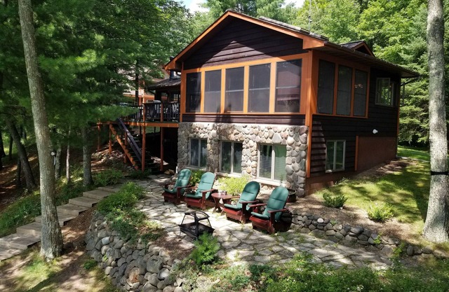6 miles au centre-ville de Hayward! Loisirs complets 500 Acre Lake; Cabine Quintessential