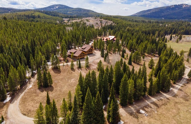 6 miles to Yellowstone:2 Homes on gated 11acre Montana Ranch