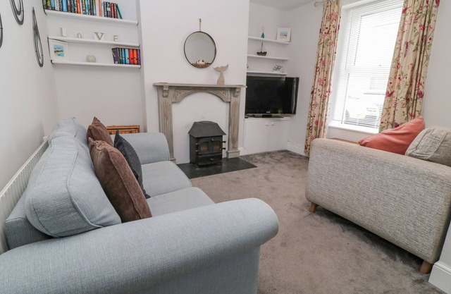 6 MILTON PLACE, pet friendly, with open fire in Bideford