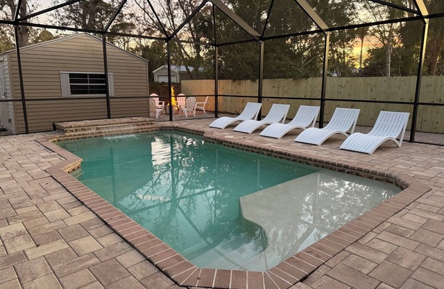 6 minute walk to Manasota Beach! POOL! Charming 2-bedroom townhome with WiFi, AC