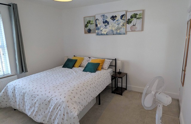 6 minutes from Gatwick Airport. 33 minutes from Central London by train.