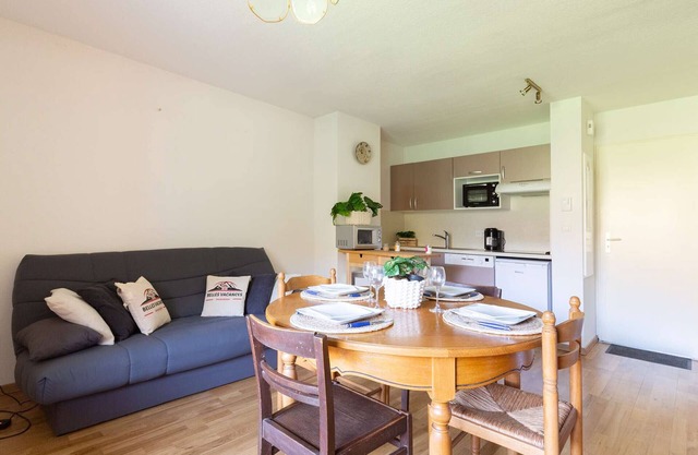 6-person duplex in Bourisp with balcony, private parking & ski locker