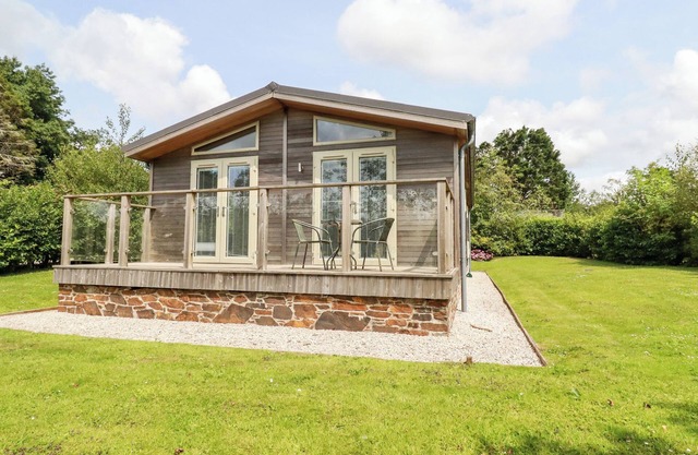 6 SOUTHERN PLACE, character holiday cottage, with hot tub in Dobwalls
