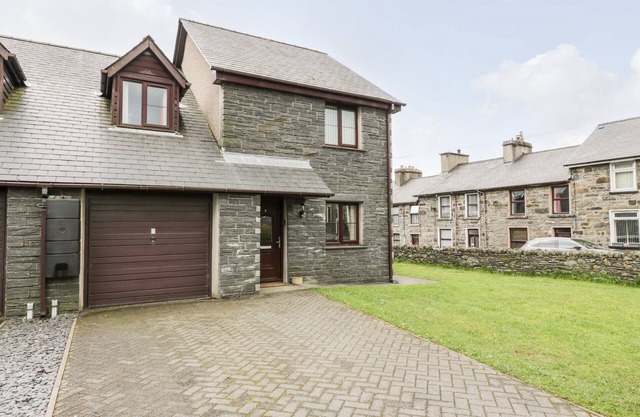 6 St Yr Ysgol, MANOD