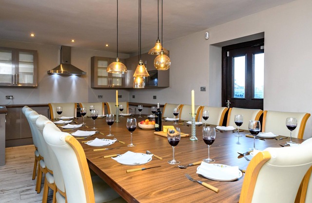 6 Star Luxury Large Manor. Hot Tub, Cave Bar, Lake District,