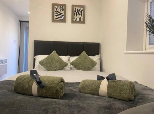 6 Stylish Private Detached Studio in Banstead with Parking