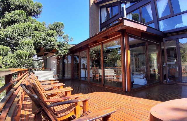 Maison 6 suites cond. fermé à Campos do Jordão, avec sauna, piscine et bain à remous. Jusqu'à 16
