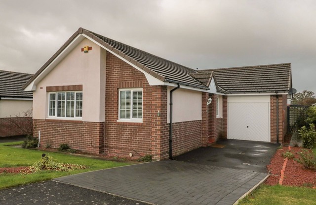 6 WESTVIEW, family friendly, character holiday cottage in Embleton