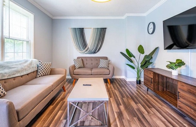 ⟿The Cozy Cottage⬳ 5 Bed / Fiber WIFI / BBQ Home!