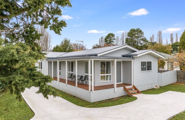 61 Myack Street - Modern 4BR Home in Berridale l WiFi l Aircon