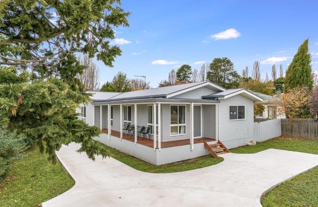 61 Myack Street - Modern 4BR Home in Berridale l WiFi l Aircon