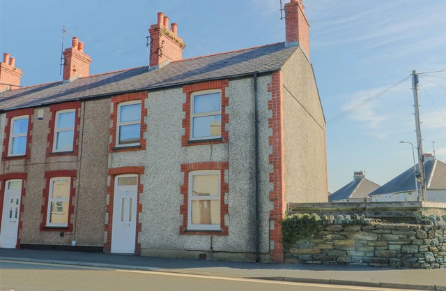 63 KINGSLAND ROAD, family friendly, with a garden in Holyhead