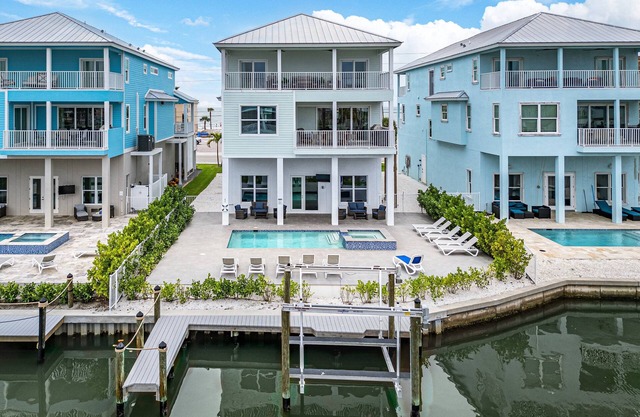 661 Beach-to-Bay 5BR: Pool, Spa, Gulf Views, Elevator