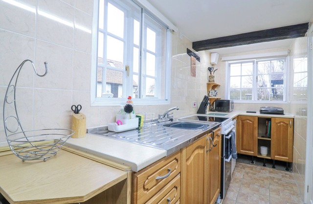 68 GREAT NORTH ROAD, pet friendly, with a garden in Eaton Socon
