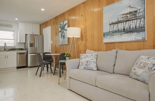 6A New! Renovated 1/1 at Coastal Cottages!