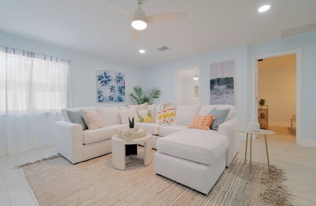 Casa Rose - 6bd/4ba - POOL+PARKING - Near Convention Ctr, Dtown, & Beaches