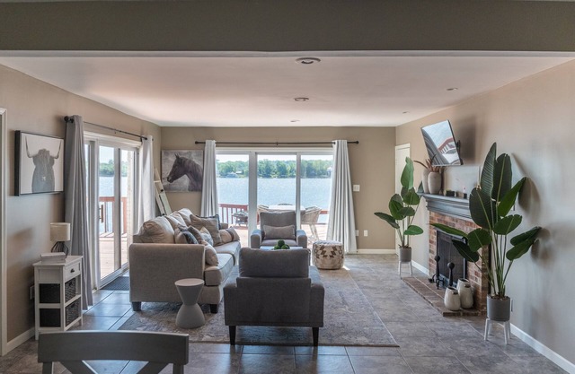 6BD - Riverfront Home w/ Gorgeous Views