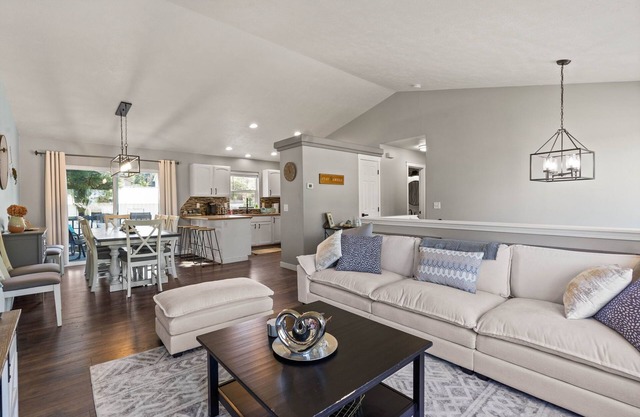 6BR/3BA House - 2nd Living and Entry - 18 Guests