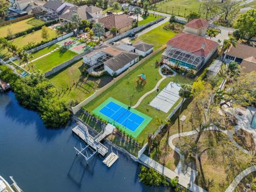 6BR Family Escape-Pool Sport Courts Game Room