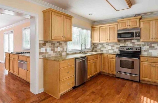 6BR Greensboro home with Pool. 3 miles from I-85