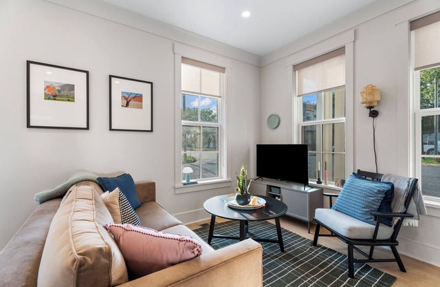 6BR Urban Retreat w/Deck, Near Downtown Durham