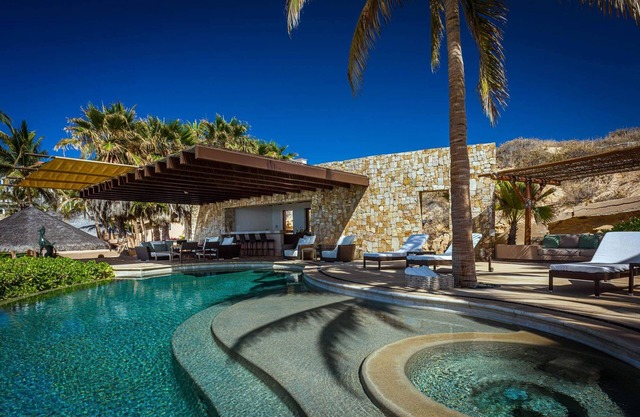 6BR Villa on Swimmable Beach!