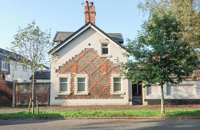 6D CLIFTON DRIVE, pet friendly, with a garden in Lytham St. Annes