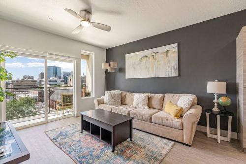 6th floor Luxury Apt - King Bed Pool Prkng Gym NEW