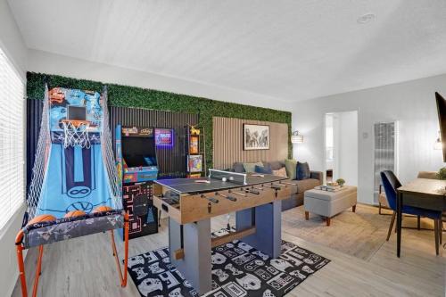 6th Haven, Arcade, King Bed, Games, 1 Mile to Beaches