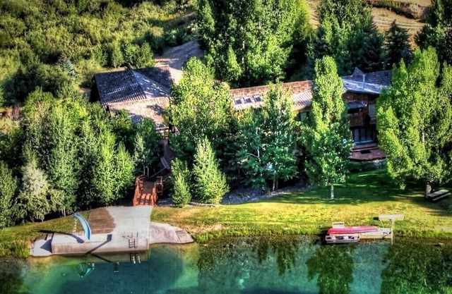 CABINE 7 000 pieds carrés sur 36 acres avec son propre lac privé