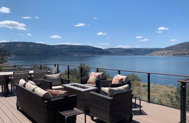 7 baies maison sur le lac Roosevelt avec de superbes vues et un accès facile à la plage.