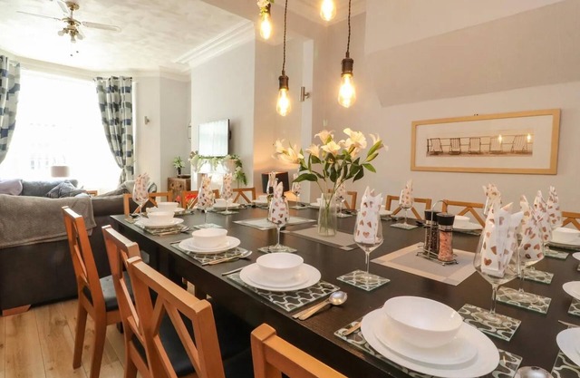 7-Bed Beachside Retreat - Free Parking & Pets!