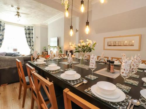 7-Bed Beachside Retreat - Free Parking & Pets!