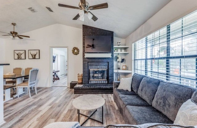 7 Bed Home / Mins to Wineries / Walk to Town Square
