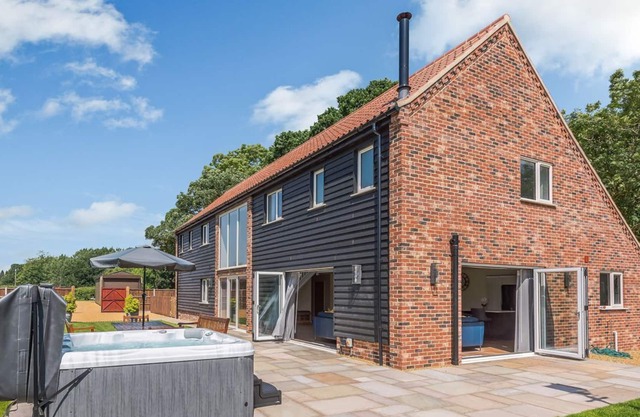 7 bedroom accommodation in Neatishead, near Norwich