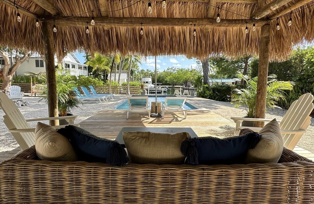 7 Bedroom with Dockage, Pool, Firepit, Paddle Boards & Kayaks