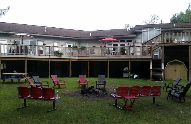 7 Chambres / 3 Salles de bain Appartement ~ Sur 5 Ac AC, WIFI, Étang pour la pêche, Firepit