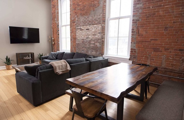 7 Beds off Georgia Street Near Convention Center