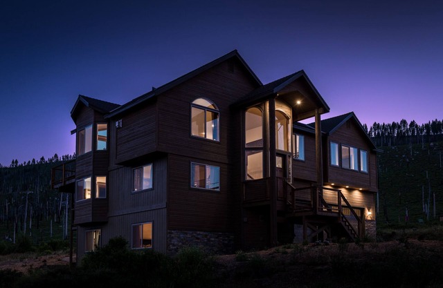 Tout nouveau domaine de 7 chambres, pour 18 personnes, vue sur la montagne, National Forrest, bain à remous