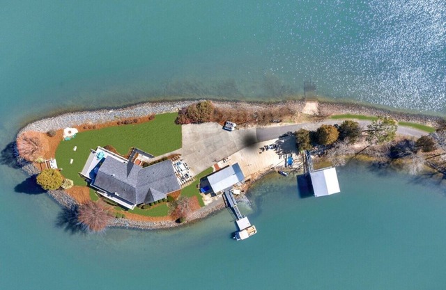 LUXE 5 BR PENINSULE Lac Maison Vues panoramiques! Plage privée et Doc. Location de bateaux.
