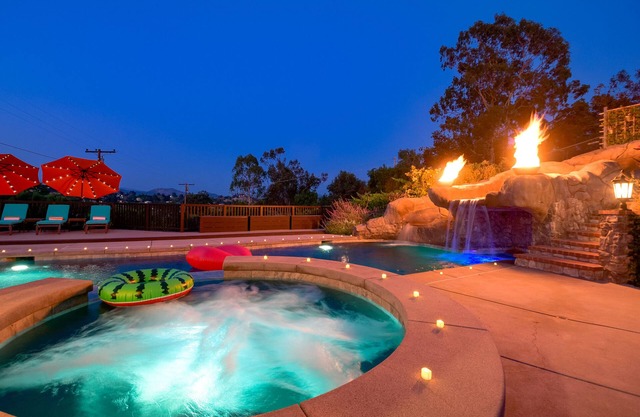 7 BR Rockstar Villa! Swim Up Bar + Heated Pool/Jacuzzi, Slide, Waterfall +Views!
