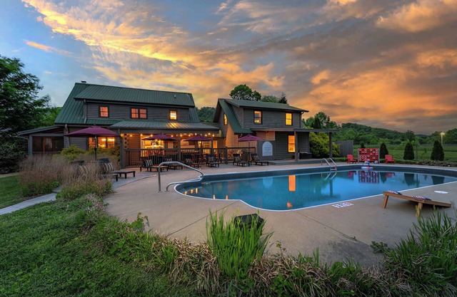 7 Br~Sleeps 20~Sport Court~Pool~Hot Tub~Playground