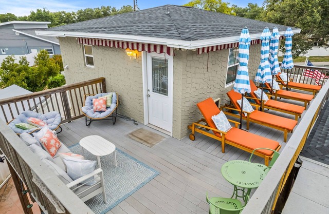 7 Br~Sleeps 22~Sport Court~Heated Pool~Putt Putt