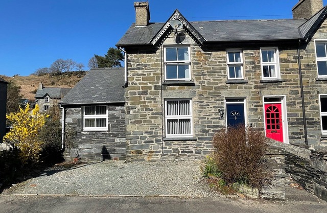 7 CASTLE TERRACE, pet friendly, with open fire in Dolwyddelan