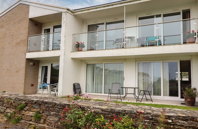 7 EUROPA COURT, pet friendly, country holiday cottage in Mawgan Porth