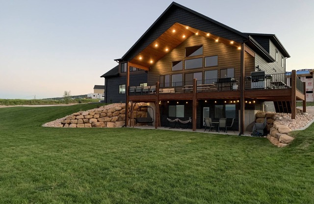 New Hot Tub! 9 Bdrm 5 Bath, 7 King Beds Pickleball court, Playset, and Firepit