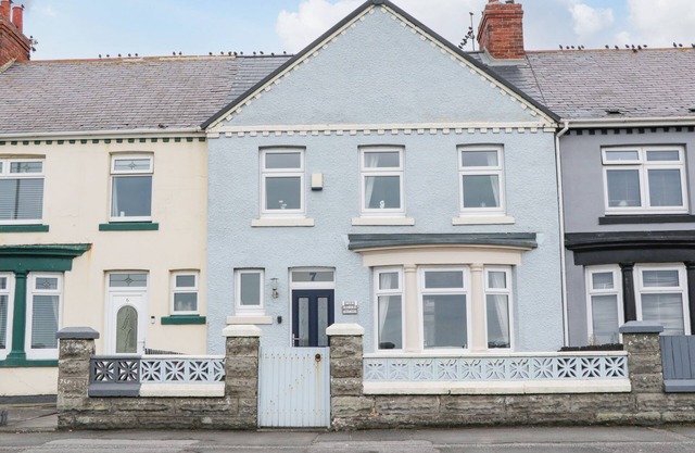 7 MARINE DRIVE, pet friendly, character holiday cottage in Hartlepool