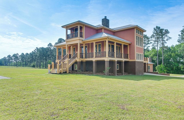 7 Mi to Downtown Fitzgerald: Spacious Home w/ Deck