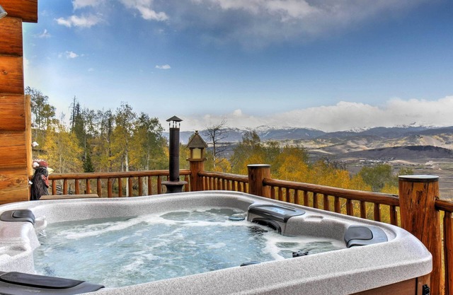 Maison isolée de Granby avec vue sur la montagne et bain à remous privé