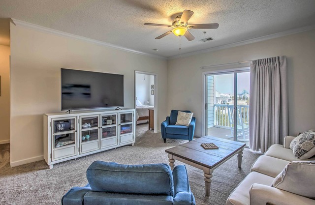7 Mi to Myrtle Beach Boardwalk: Condo w/ Balcony!